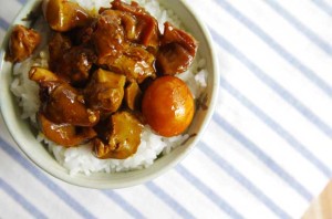 【B級ご当地グルメでおなじみ】山梨県のアンテナショップで購入した「甲府鳥もつ煮」