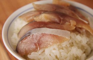 【醤油をつけずそのままご飯にのせて！！】青森県 マルカネの「しめさば醤油漬け」
