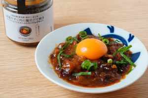 【大阪人のソウルフードをオンザライス】スプーンデリ大阪の「国産牛すじ肉の贅沢どて焼き」